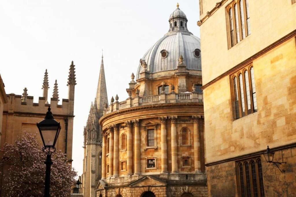 Stunning Riverside Oxford Apartment With Parking Exterior photo